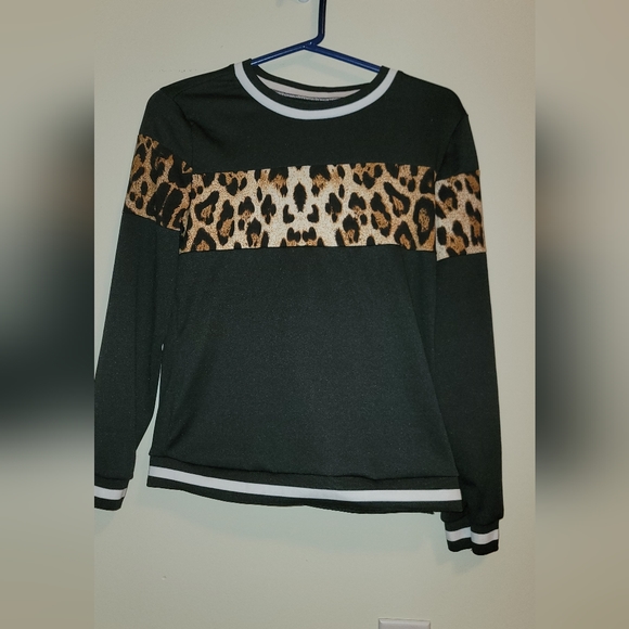 Womans small leopard print long sleeve top - Picture 2 of 7